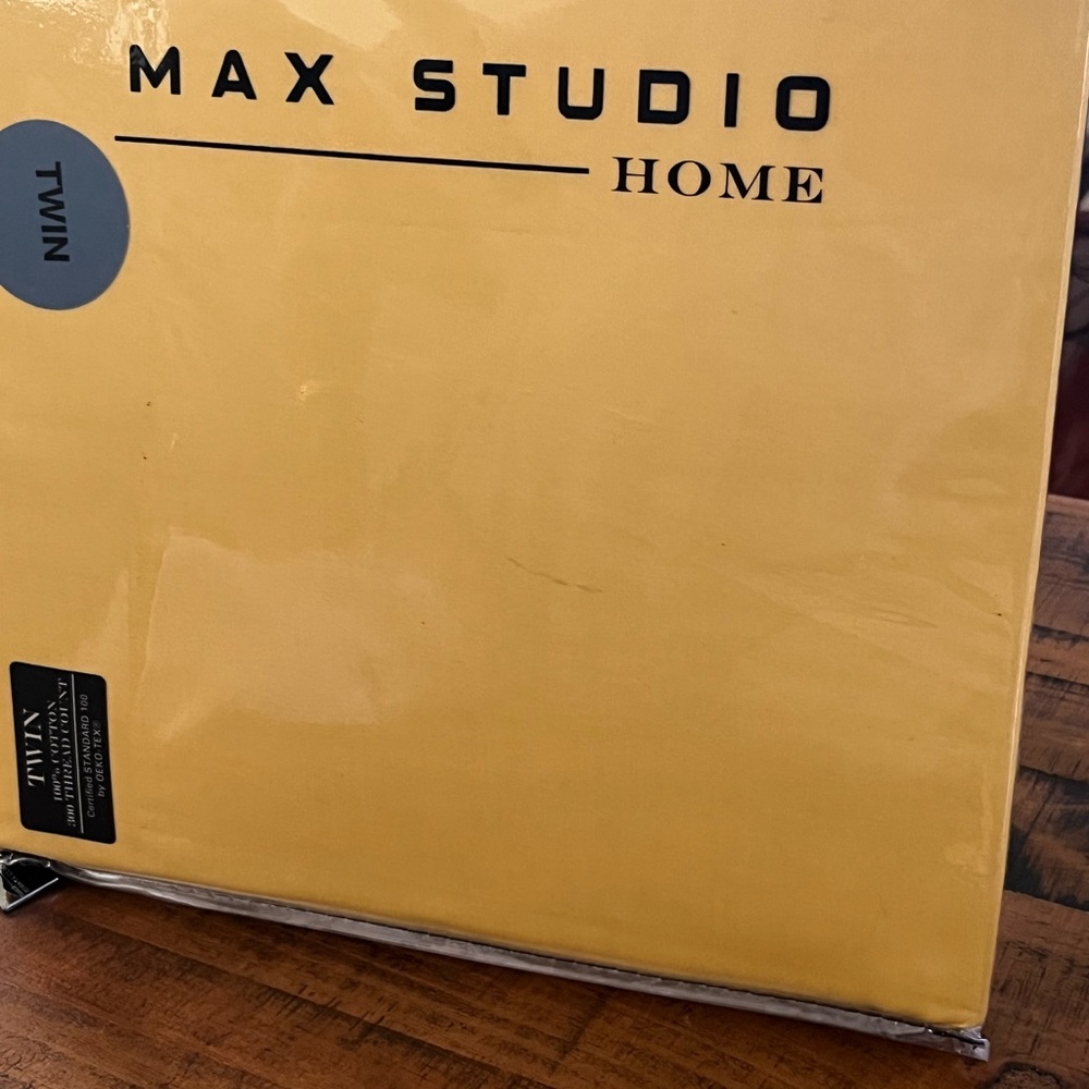Max Studio 300 Thread  count twin size sheet set/ Firm price